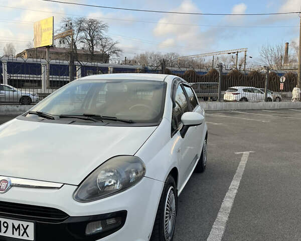 Белый Фиат Пунто, объемом двигателя 1.4 л и пробегом 192 тыс. км за 5499 $, фото 2 на Automoto.ua