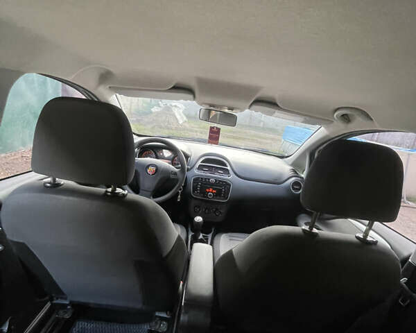 Белый Фиат Пунто, объемом двигателя 1.3 л и пробегом 234 тыс. км за 5200 $, фото 1 на Automoto.ua