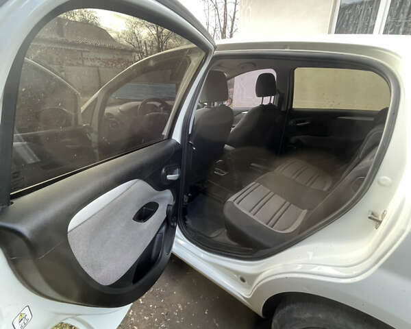 Белый Фиат Пунто, объемом двигателя 1.3 л и пробегом 234 тыс. км за 5200 $, фото 6 на Automoto.ua