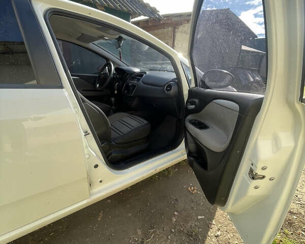 Белый Фиат Пунто, объемом двигателя 1.3 л и пробегом 234 тыс. км за 5200 $, фото 8 на Automoto.ua