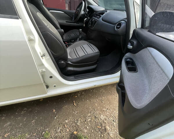 Белый Фиат Пунто, объемом двигателя 1.3 л и пробегом 234 тыс. км за 5200 $, фото 3 на Automoto.ua