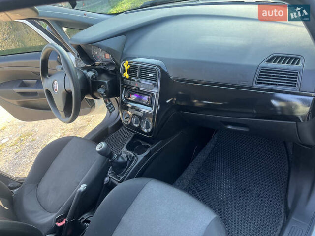 Фиат Пунто 2012 в Калуше на Automoto.ua Белый Фиат Пунто, объемом двигателя 1.25 л и пробегом 207 тыс. км за 4400 $, фото 15 на Automoto.ua