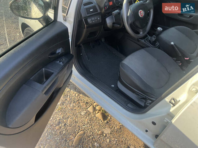 Фиат Пунто 2012 в Калуше на Automoto.ua Белый Фиат Пунто, объемом двигателя 1.25 л и пробегом 207 тыс. км за 4400 $, фото 9 на Automoto.ua