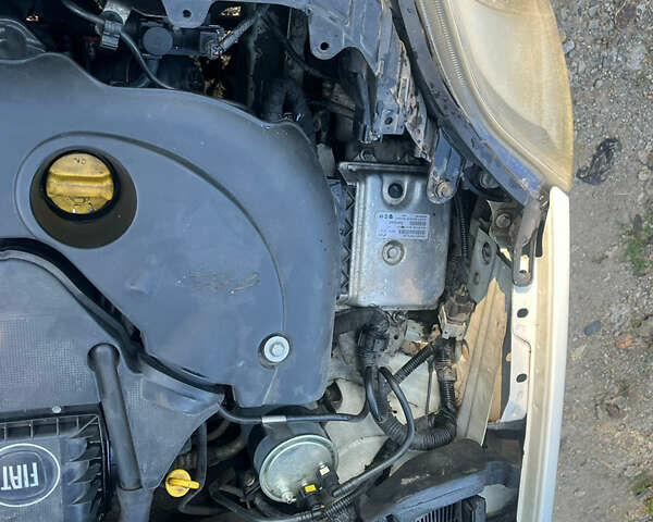 Фиат Пунто 2012 в Калуше на Automoto.ua Белый Фиат Пунто, объемом двигателя 1.25 л и пробегом 207 тыс. км за 4400 $, фото 24 на Automoto.ua