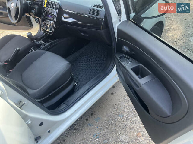 Фиат Пунто 2012 в Калуше на Automoto.ua Белый Фиат Пунто, объемом двигателя 1.25 л и пробегом 207 тыс. км за 4400 $, фото 14 на Automoto.ua