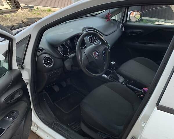 Белый Фиат Пунто, объемом двигателя 1.37 л и пробегом 225 тыс. км за 5500 $, фото 10 на Automoto.ua