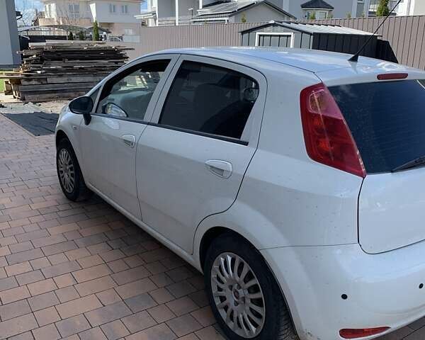 Белый Фиат Пунто, объемом двигателя 1.37 л и пробегом 225 тыс. км за 5500 $, фото 4 на Automoto.ua