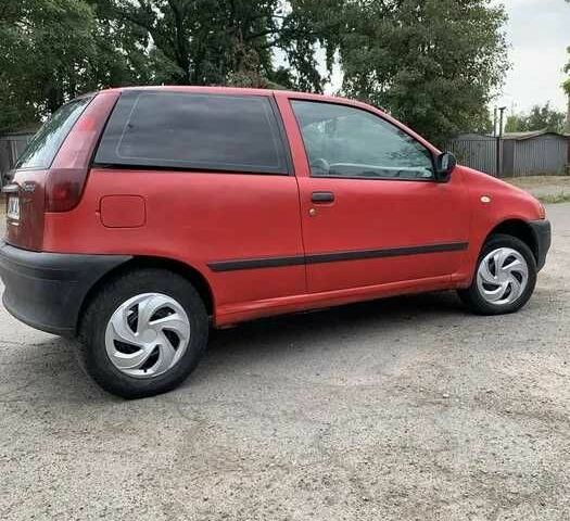 Красный Фиат Пунто, объемом двигателя 1.2 л и пробегом 290 тыс. км за 950 $, фото 2 на Automoto.ua