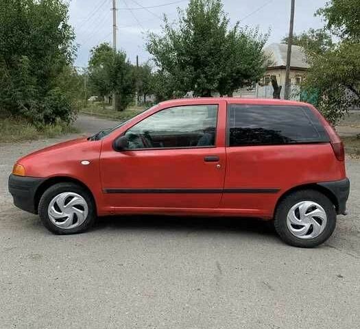 Красный Фиат Пунто, объемом двигателя 1.2 л и пробегом 290 тыс. км за 950 $, фото 5 на Automoto.ua