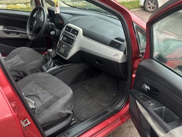 Красный Фиат Пунто, объемом двигателя 1.4 л и пробегом 360 тыс. км за 2600 $, фото 5 на Automoto.ua