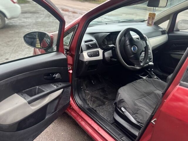 Красный Фиат Пунто, объемом двигателя 1.4 л и пробегом 360 тыс. км за 2600 $, фото 4 на Automoto.ua