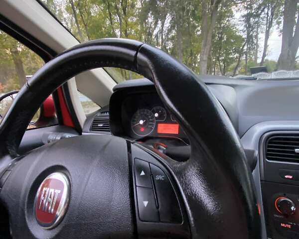 Фиат Пунто 2007 в Ровно на Automoto.ua Красный Фиат Пунто, объемом двигателя 1.37 л и пробегом 120 тыс. км за 4300 $, фото 18 на Automoto.ua