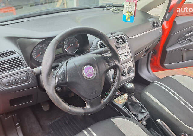 Красный Фиат Пунто, объемом двигателя 1.37 л и пробегом 174 тыс. км за 3500 $, фото 2 на Automoto.ua