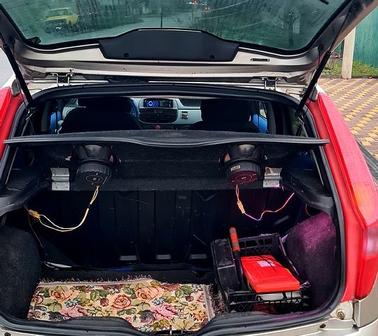 Серый Фиат Пунто, объемом двигателя 1.4 л и пробегом 204 тыс. км за 1800 $, фото 7 на Automoto.ua