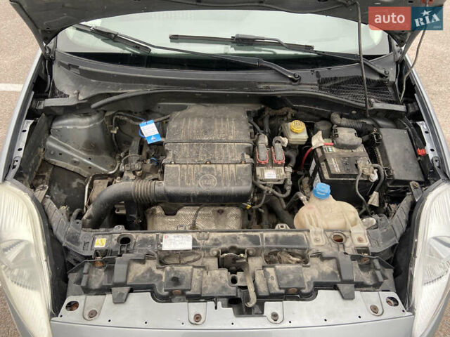 Серый Фиат Пунто, объемом двигателя 1.24 л и пробегом 185 тыс. км за 4000 $, фото 26 на Automoto.ua