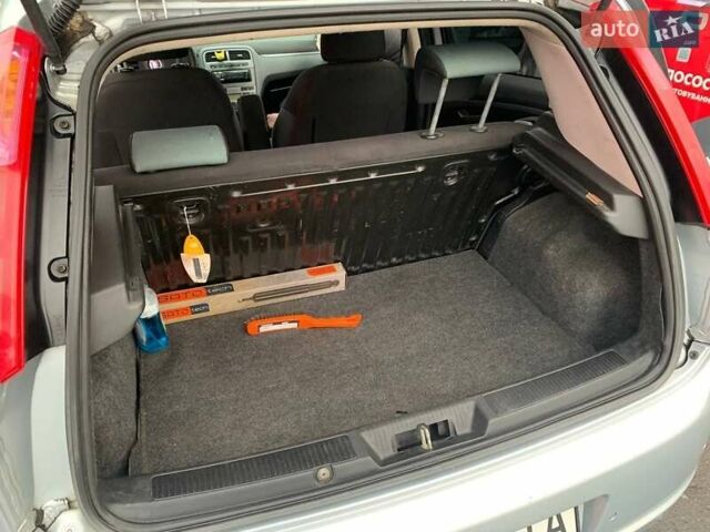 Серый Фиат Пунто, объемом двигателя 1.4 л и пробегом 212 тыс. км за 3700 $, фото 3 на Automoto.ua