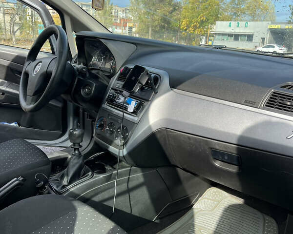 Фиат Пунто 2009 в Николаеве на Automoto.ua Серый Фиат Пунто, объемом двигателя 1.24 л и пробегом 150 тыс. км за 4299 $, фото 8 на Automoto.ua