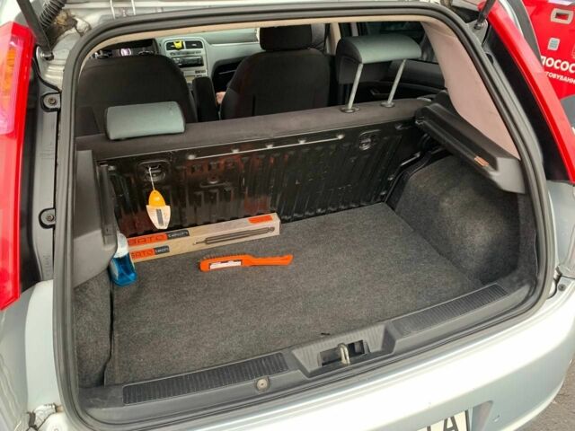 Серый Фиат Пунто, объемом двигателя 1.4 л и пробегом 212 тыс. км за 3700 $, фото 4 на Automoto.ua