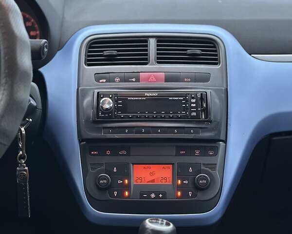 Синий Фиат Пунто, объемом двигателя 1.37 л и пробегом 160 тыс. км за 3499 $, фото 5 на Automoto.ua