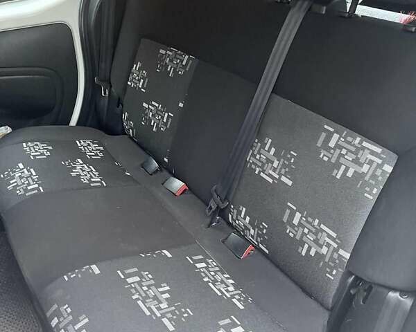 Белый Фиат Кубо, объемом двигателя 1.3 л и пробегом 167 тыс. км за 5600 $, фото 3 на Automoto.ua