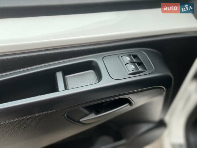 Белый Фиат Кубо, объемом двигателя 1.37 л и пробегом 13 тыс. км за 12699 $, фото 46 на Automoto.ua