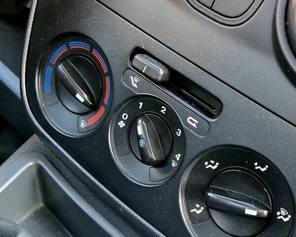 Красный Фиат Кубо, объемом двигателя 1.4 л и пробегом 144 тыс. км за 4500 $, фото 13 на Automoto.ua