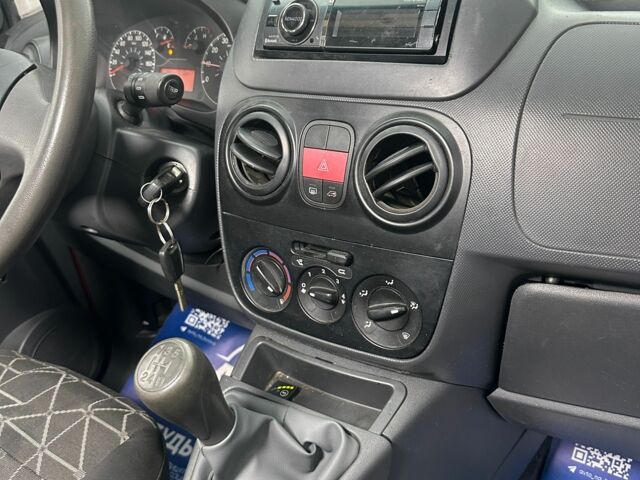 Красный Фиат Кубо, объемом двигателя 1.4 л и пробегом 211 тыс. км за 5600 $, фото 6 на Automoto.ua