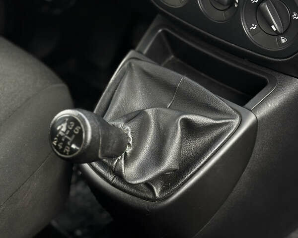 Серый Фиат Кубо, объемом двигателя 1.3 л и пробегом 190 тыс. км за 6900 $, фото 8 на Automoto.ua