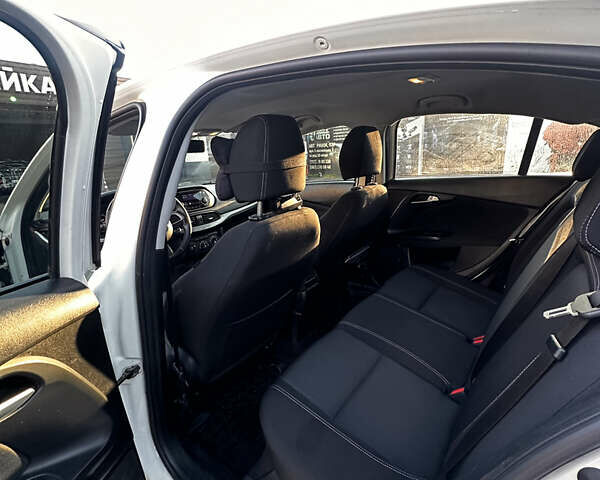 Білий Фіат Тіпо, об'ємом двигуна 1.37 л та пробігом 127 тис. км за 6500 $, фото 7 на Automoto.ua