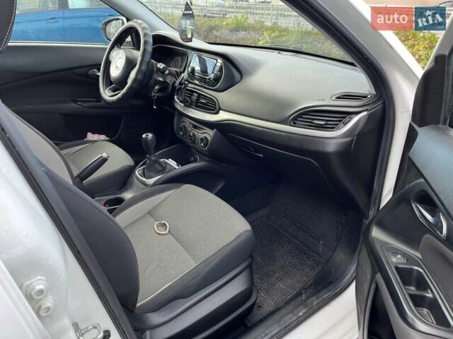 Белый Фиат Типо, объемом двигателя 1.25 л и пробегом 114 тыс. км за 8700 $, фото 6 на Automoto.ua