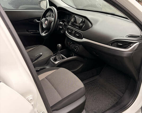 Белый Фиат Типо, объемом двигателя 1.37 л и пробегом 61 тыс. км за 10400 $, фото 6 на Automoto.ua