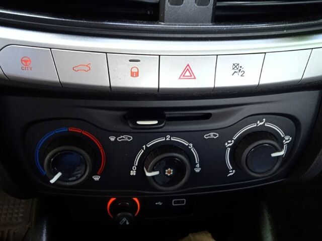 Белый Фиат Типо, объемом двигателя 1.4 л и пробегом 118 тыс. км за 9500 $, фото 5 на Automoto.ua