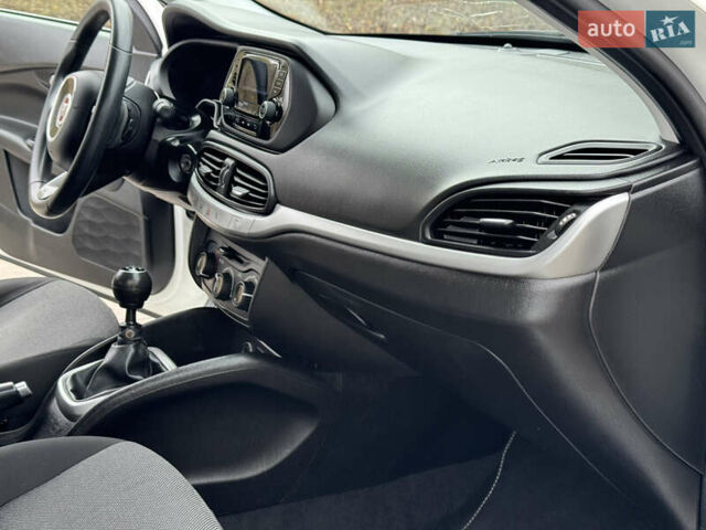 Фіат Тіпо 2020 у Смеле на Automoto.ua Білий Фіат Тіпо, об'ємом двигуна 1.37 л та пробігом 258 тис. км за 7600 $, фото 36 на Automoto.ua