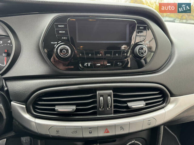 Фіат Тіпо 2020 у Смеле на Automoto.ua Білий Фіат Тіпо, об'ємом двигуна 1.37 л та пробігом 258 тис. км за 7600 $, фото 25 на Automoto.ua