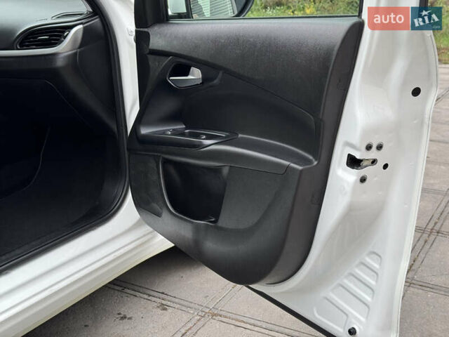 Фіат Тіпо 2020 у Смеле на Automoto.ua Білий Фіат Тіпо, об'ємом двигуна 1.37 л та пробігом 258 тис. км за 7600 $, фото 34 на Automoto.ua