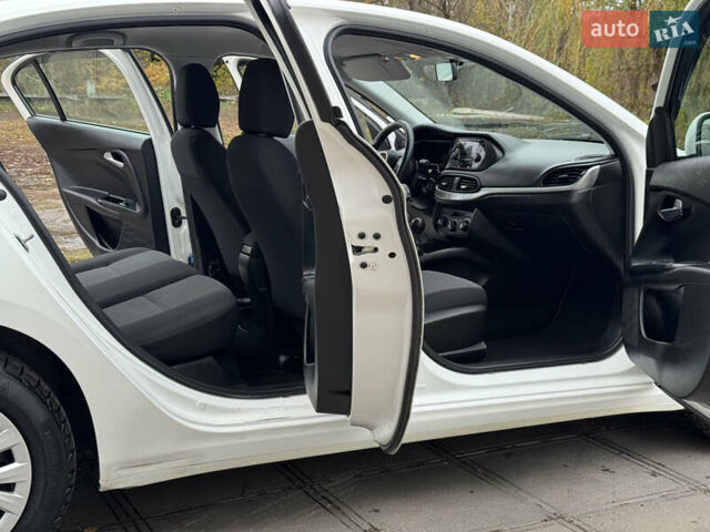 Фіат Тіпо 2020 у Смеле на Automoto.ua Білий Фіат Тіпо, об'ємом двигуна 1.37 л та пробігом 258 тис. км за 7600 $, фото 14 на Automoto.ua