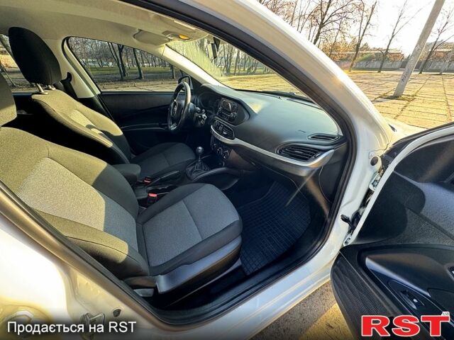 Фиат Типо, объемом двигателя 1.4 л и пробегом 28 тыс. км за 10500 $, фото 5 на Automoto.ua