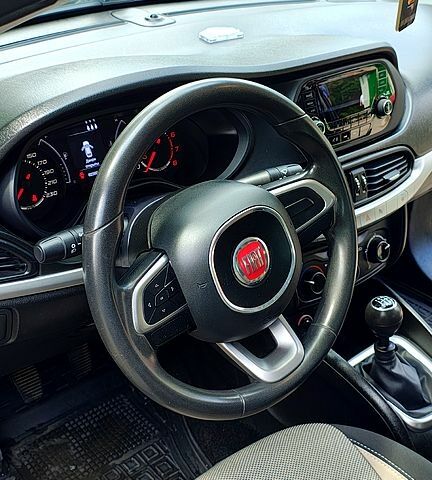 Фиат Типо, объемом двигателя 1.4 л и пробегом 62 тыс. км за 10000 $, фото 4 на Automoto.ua