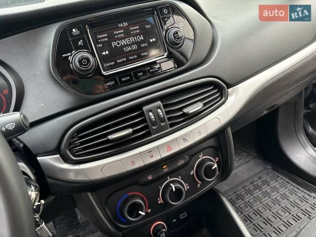 Серый Фиат Типо, объемом двигателя 1.6 л и пробегом 25 тыс. км за 9900 $, фото 21 на Automoto.ua