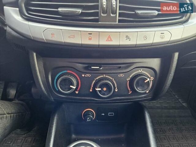 Серый Фиат Типо, объемом двигателя 1.37 л и пробегом 100 тыс. км за 9500 $, фото 12 на Automoto.ua