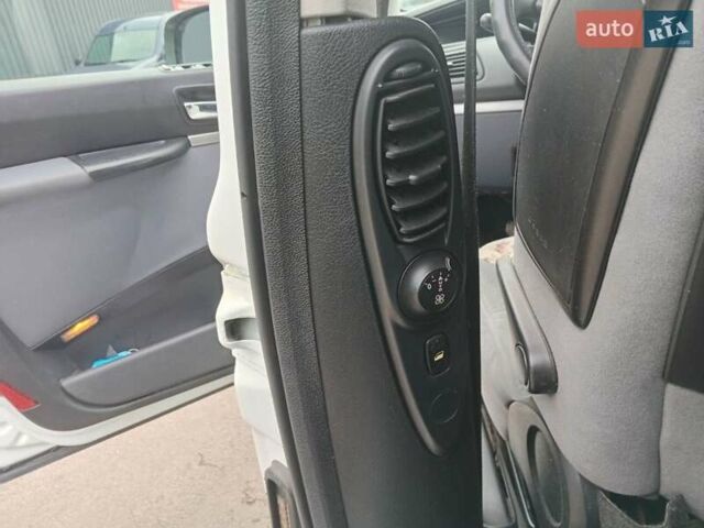 Белый Фиат Улиси, объемом двигателя 2.18 л и пробегом 305 тыс. км за 7000 $, фото 14 на Automoto.ua