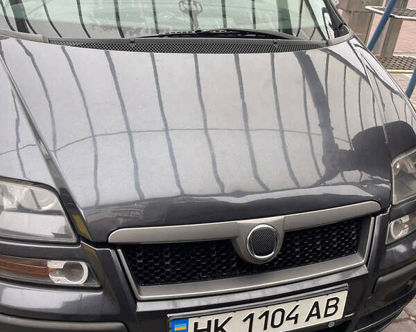 Серый Фиат Улиси, объемом двигателя 2.18 л и пробегом 260 тыс. км за 5900 $, фото 2 на Automoto.ua