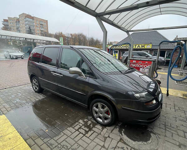 Серый Фиат Улиси, объемом двигателя 2.18 л и пробегом 260 тыс. км за 5900 $, фото 1 на Automoto.ua