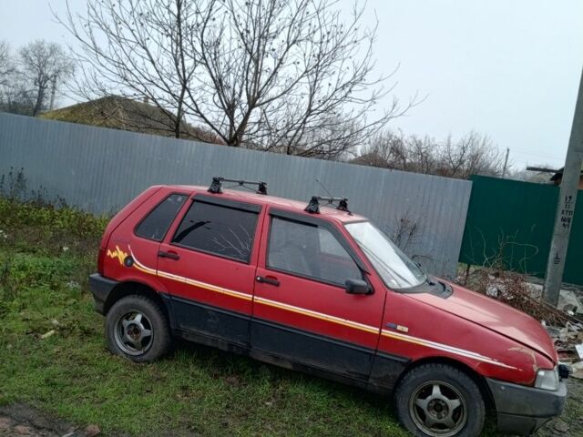 Красный Фиат Уно, объемом двигателя 1 л и пробегом 600 тыс. км за 945 $, фото 1 на Automoto.ua