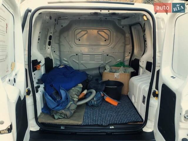 Белый Фиат Fiorino, объемом двигателя 1.2 л и пробегом 258 тыс. км за 4600 $, фото 24 на Automoto.ua
