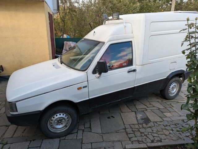 Белый Фиат Fiorino, объемом двигателя 1 л и пробегом 296 тыс. км за 550 $, фото 1 на Automoto.ua