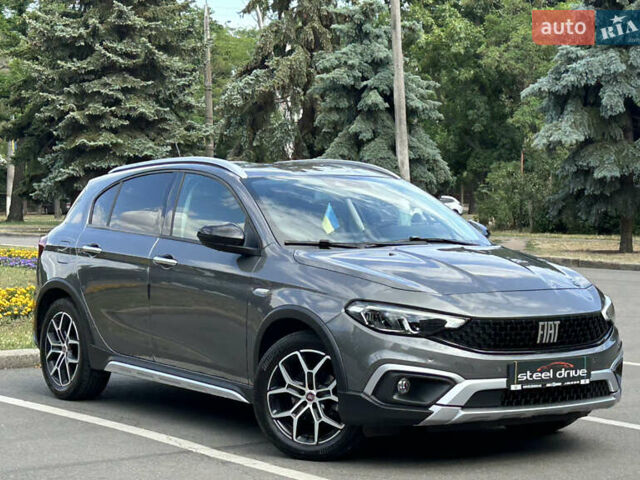 Серый Фиат Tipo Cross, объемом двигателя 1 л и пробегом 27 тыс. км за 15799 $, фото 1 на Automoto.ua