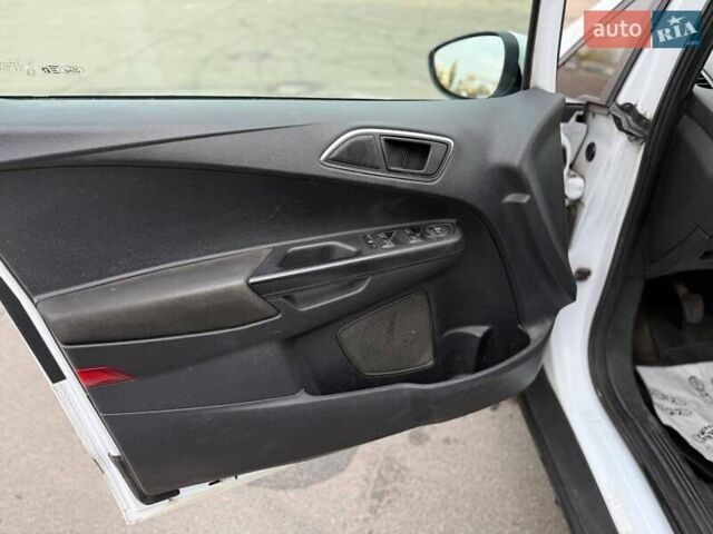 Белый Форд Б-Макс, объемом двигателя 1 л и пробегом 194 тыс. км за 5900 $, фото 13 на Automoto.ua