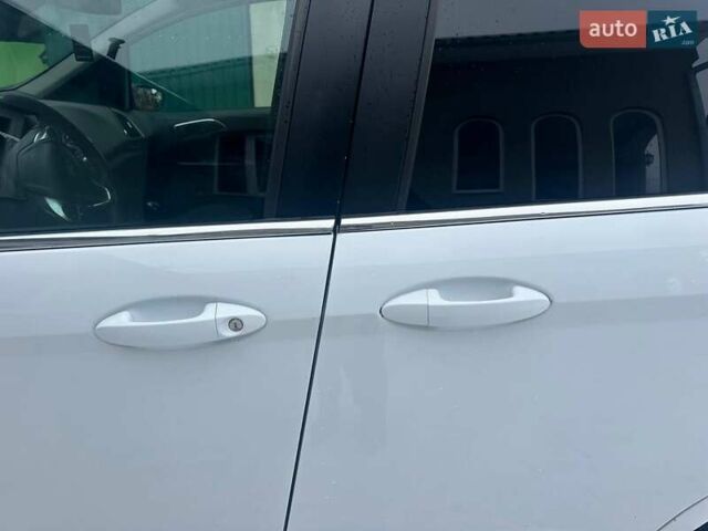 Белый Форд Б-Макс, объемом двигателя 1.6 л и пробегом 183 тыс. км за 7850 $, фото 1 на Automoto.ua