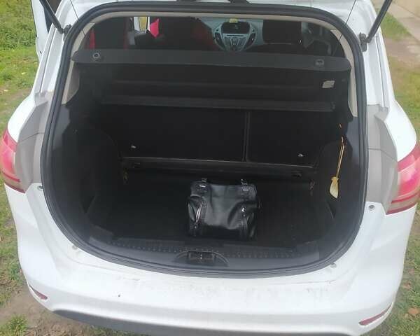 Белый Форд Б-Макс, объемом двигателя 1 л и пробегом 176 тыс. км за 6000 $, фото 2 на Automoto.ua